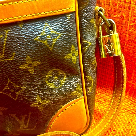 WOW POSHMARK Authentic Louis Vuitton GM Crossbody Bag = FESTIVAL & CONCERT TIME - Picture 4 of 15